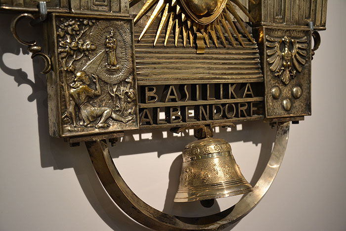Wambierzyce. Detal dzwonka procesyjnego. Erich Adolf, 1936 r.