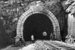 Wschodni wjazd do tunelu, po oddaniu do ruchu w 1866 roku