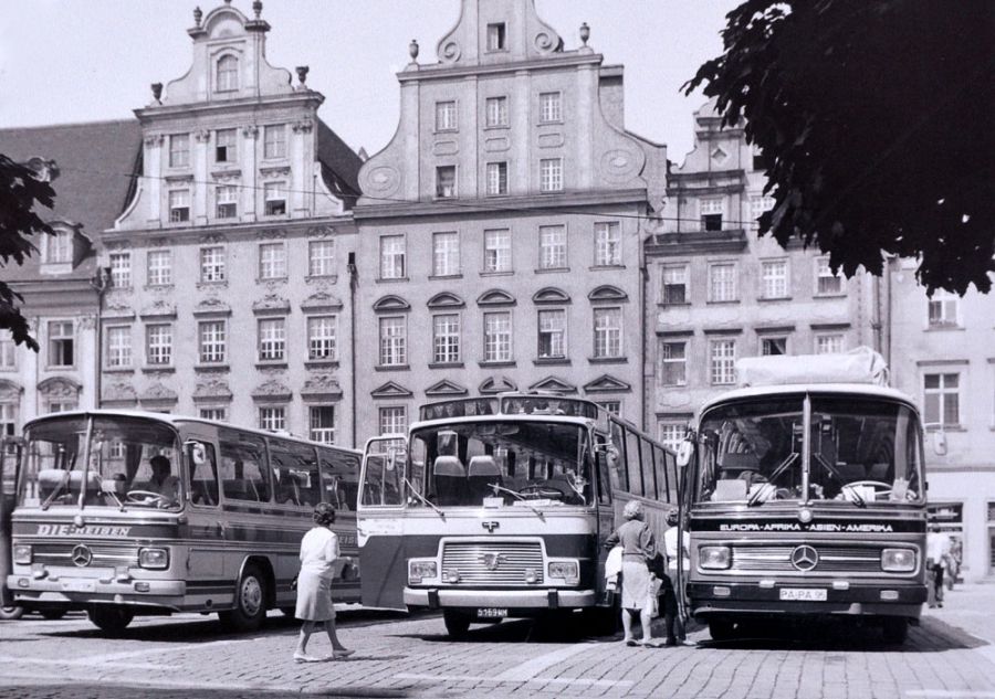 Autobusy turystyczne na wrocławskim rynku, lata 1971-77