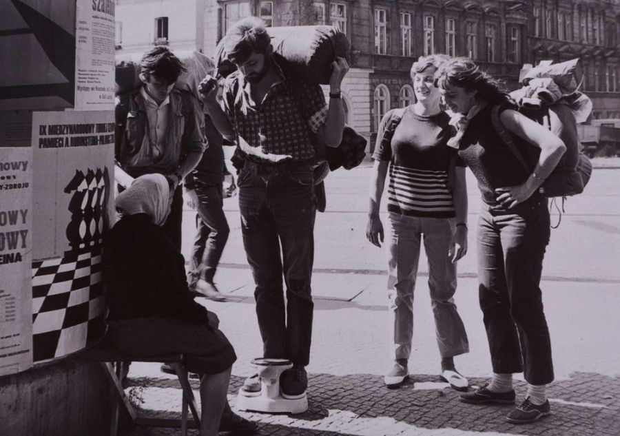 Turyści przy ulicznej wadze, lato 1971