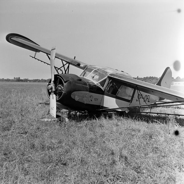 Uszkodzony w katastrofie w 1971 PZL-101 Gawron. Fot. Stanisław Kokurewicz